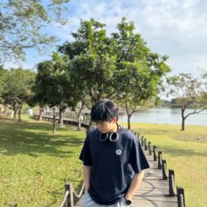 【背影殺手】轉身就被帥到⚡️ 韓系俐落 Clean Fit 字母短 T - 藏青