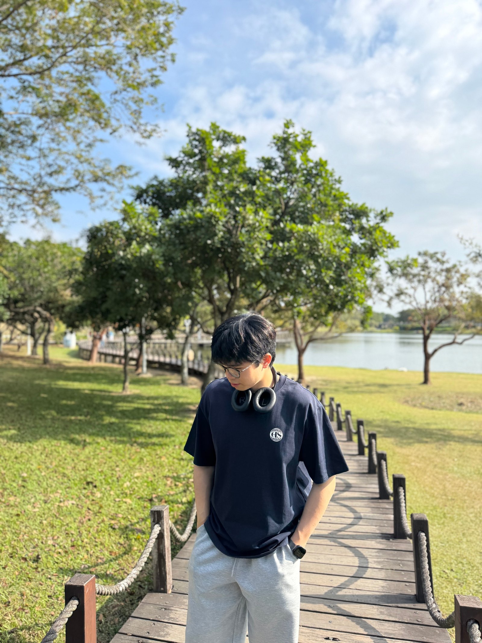 【背影殺手】轉身就被帥到⚡️ 韓系俐落 Clean Fit 字母短 T - 藏青