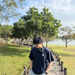 🔖 預購中【背影殺手】轉身就被帥到⚡️ 韓系俐落 Clean Fit 字母短 T - 藏青