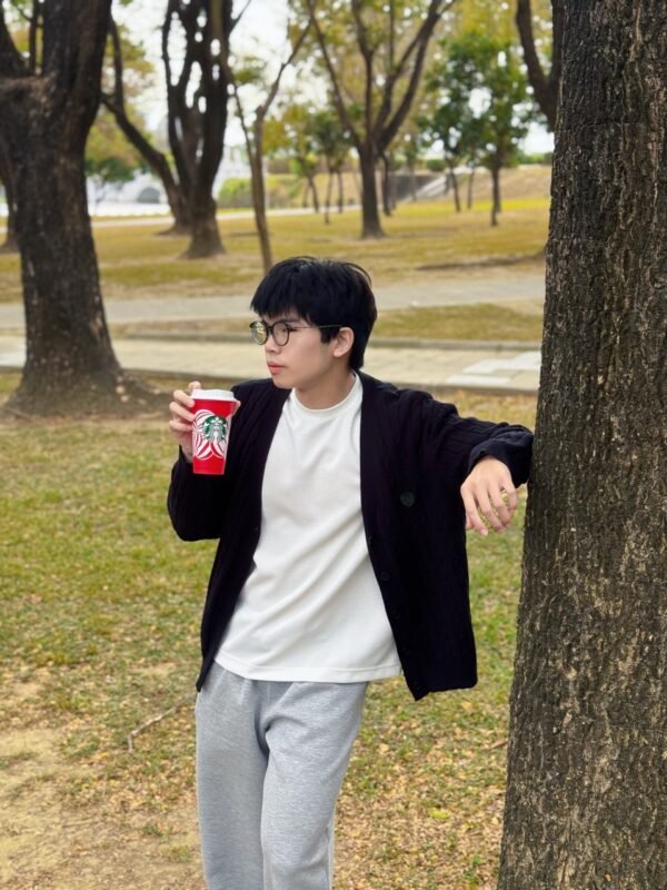 🔖 預購中【秋冬氛圍感】自帶高級濾鏡 🧶 刺繡 Logo 麻花針織外套 - 黑